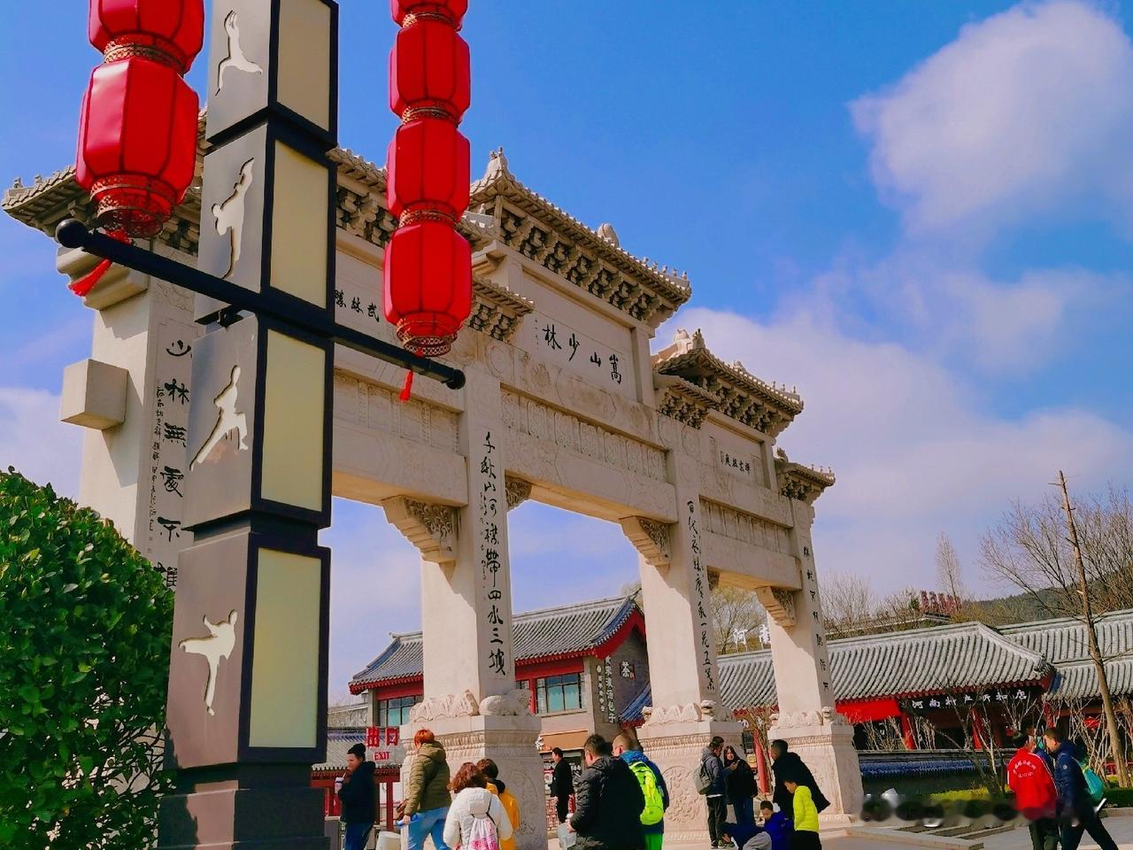 这里是少林寺景区。印象深刻的地方主要有三点：
少林寺主区的古建筑很有特色，除了古