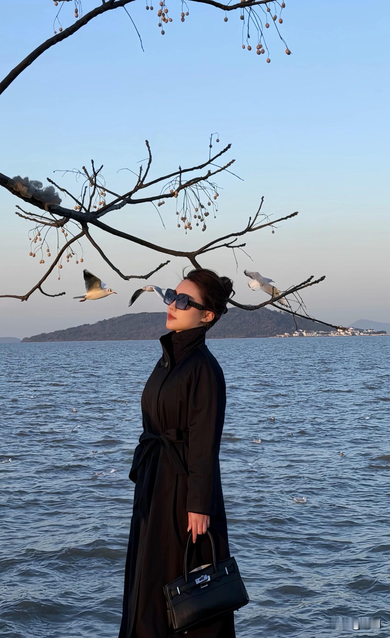 成熟端庄漂亮的女人都有什么特点着装得体，注重搭配，不会过于花哨或暴露。