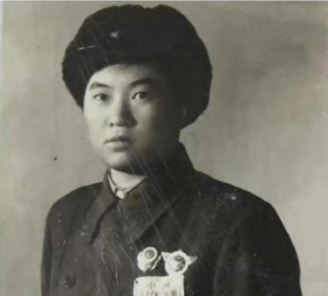 1950年，战斗英雄下身血流不止，医生正要帮她脱裤治疗，她强忍疼痛阻止说：“让女