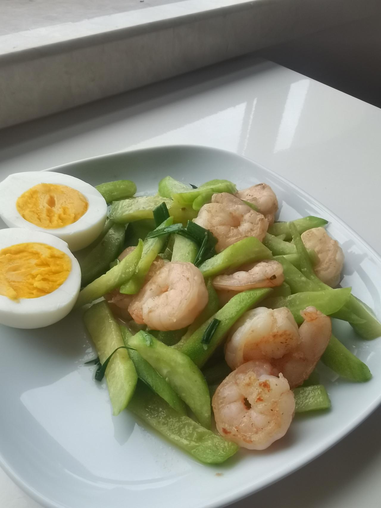 星期一，早餐打卡。

黄瓜虾仁（炒）、鸡蛋、牛奶咖啡、半片吐司抹罗勒酱。

【今