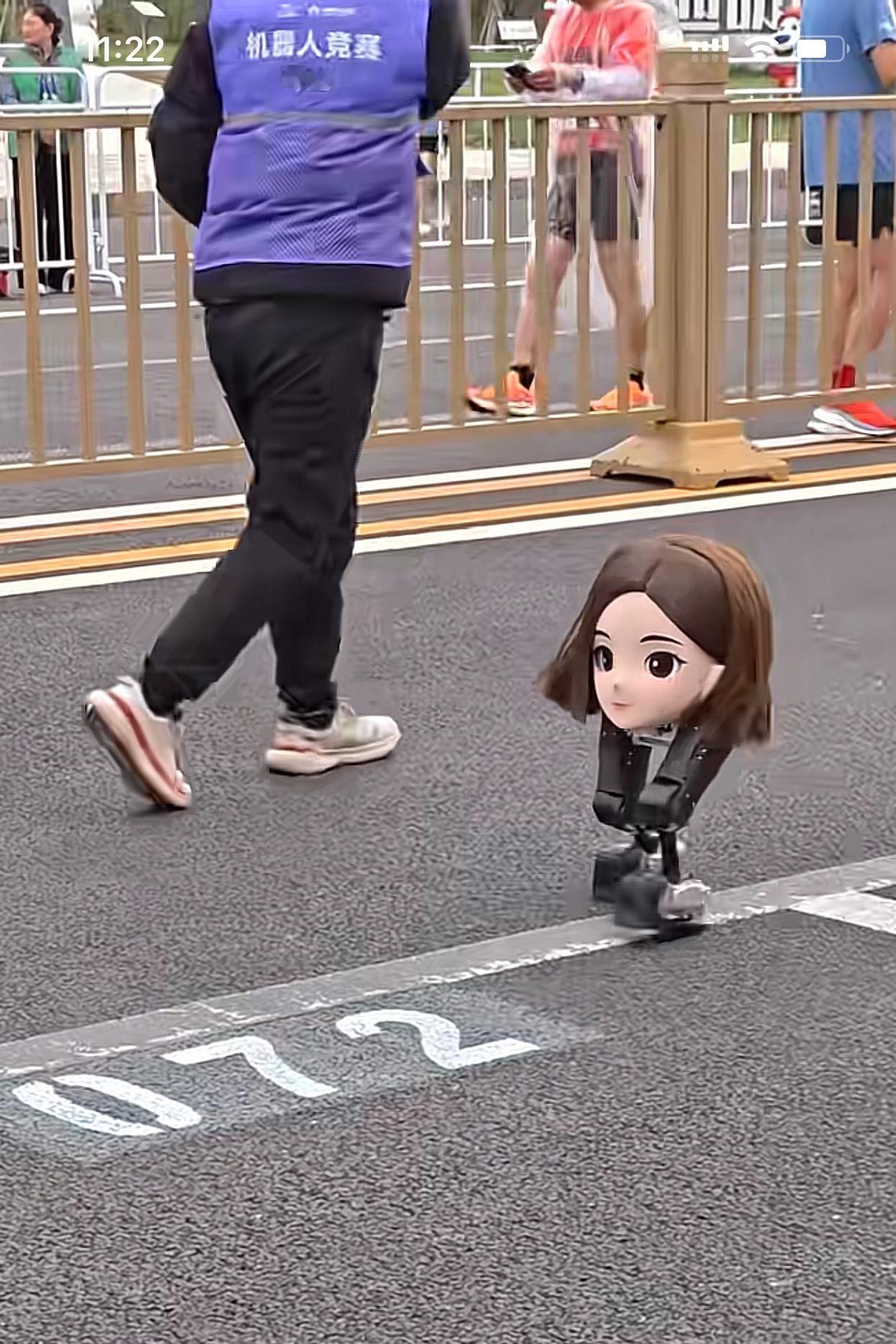 一觉醒来，
马拉松人类选手天塌了
机器人都跑进50分钟了
北京亦庄那个机器人马拉