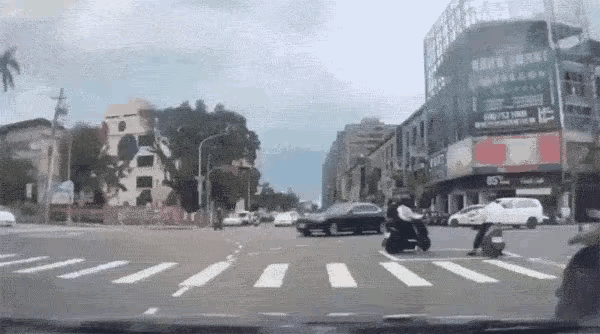 摩托车高速过马路。是一种错觉。前方绿灯汽车可以左转弯，新手容易上当。