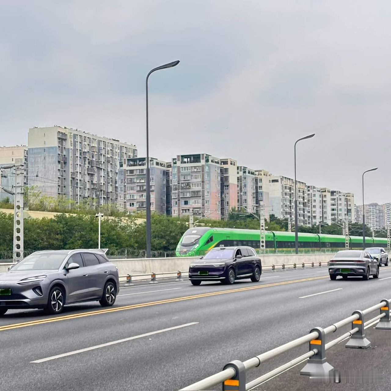 昆阳路和成昆铁路平行，
是观察火车的好地方。
图文原创：今晚扁老虎
城市观察员