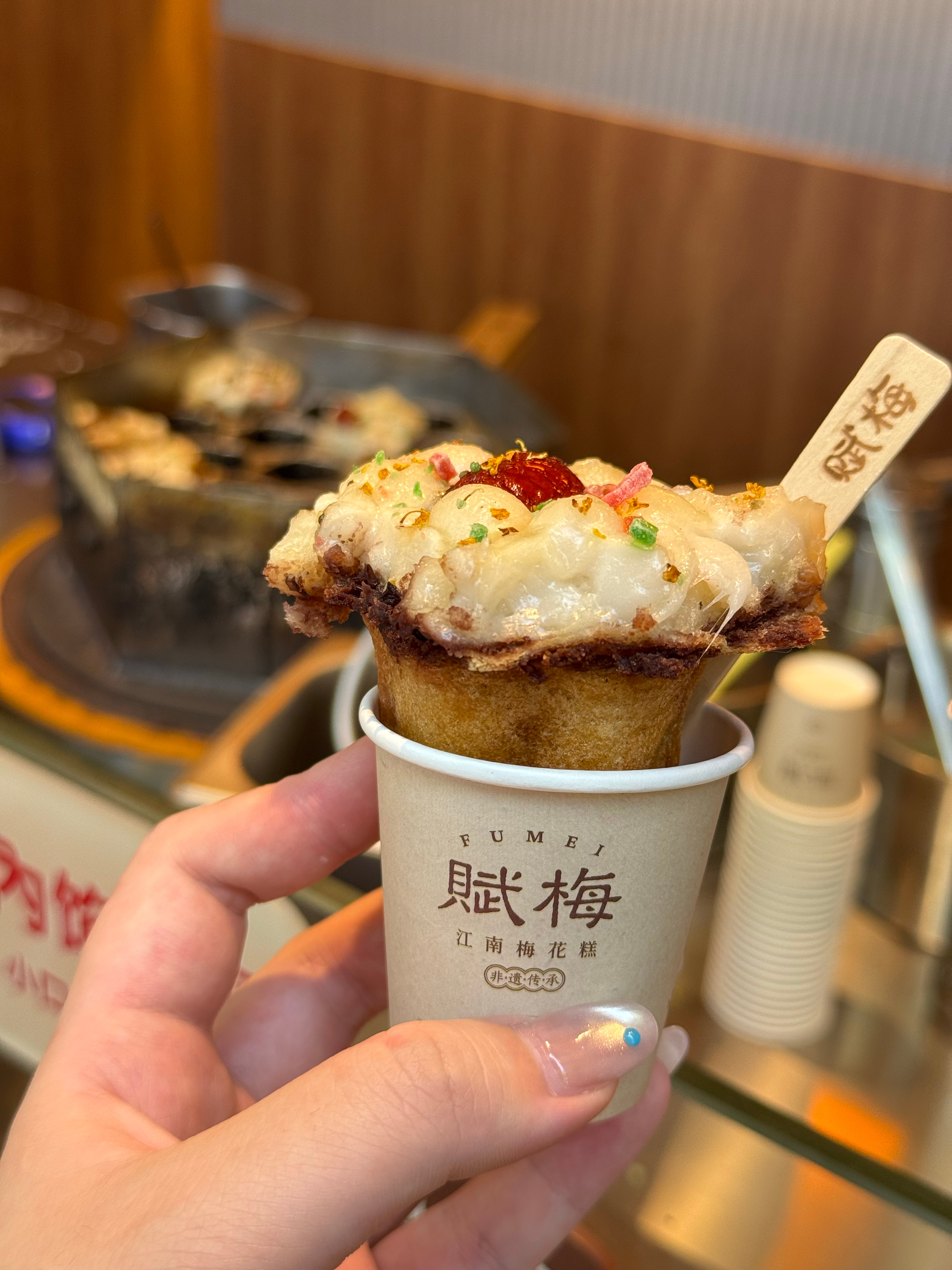 今天的走走吃吃 从梅花糕开始吧！第一次吃这个是在苏州七里山塘 冬天去看枫叶来着 