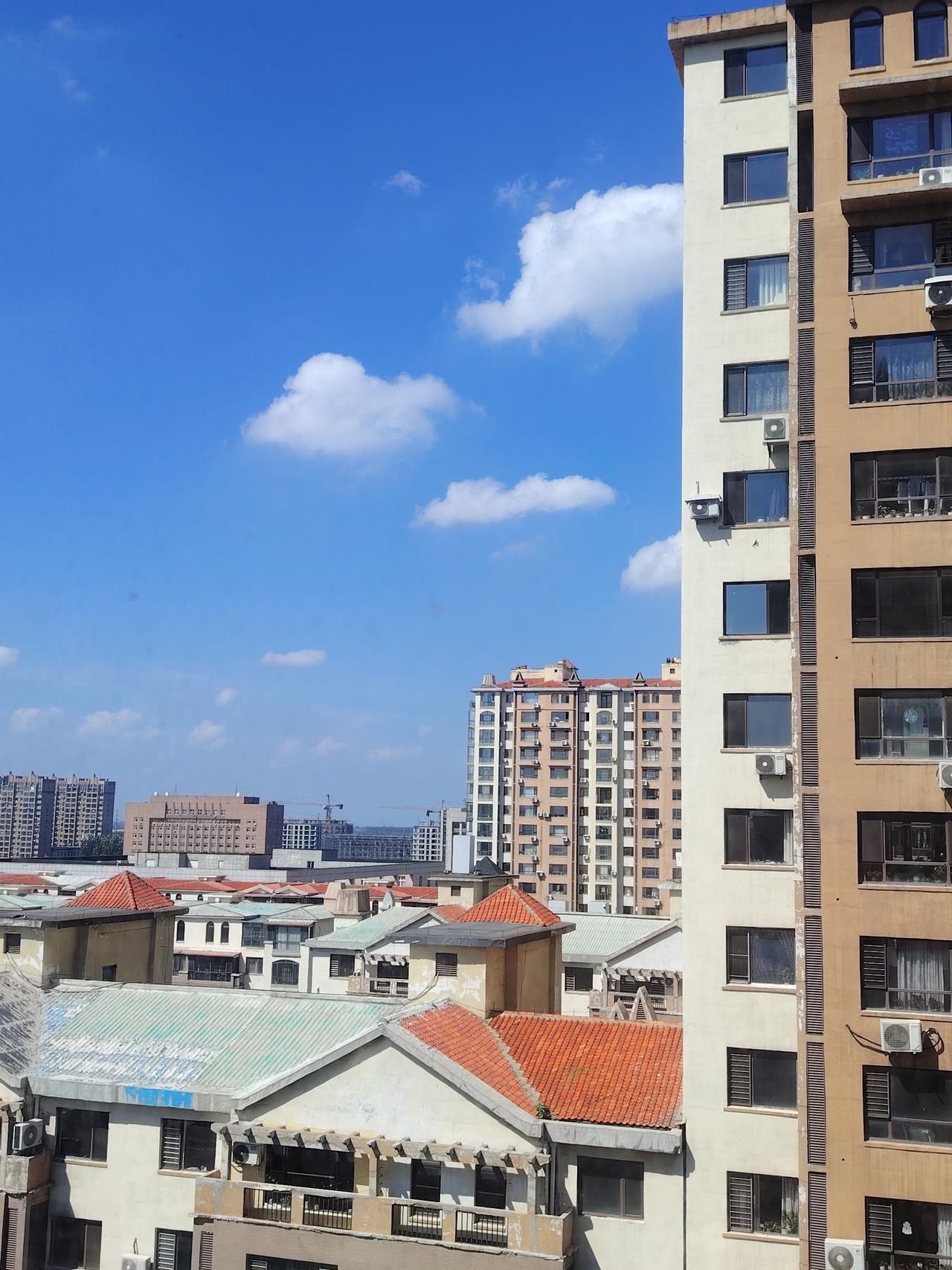 这才是晴空万里，彩云飘飘。