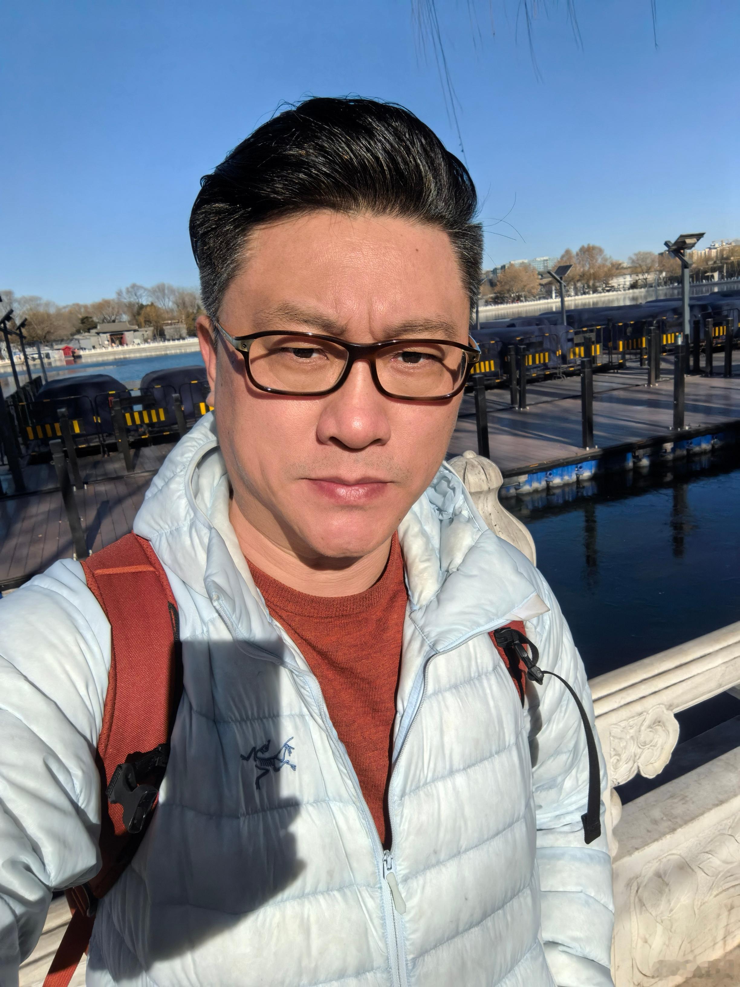 酒店就在后海，出门右拐遇到一发型工作室，就一位大姐执掌，38洗剪吹。我说来吧，大