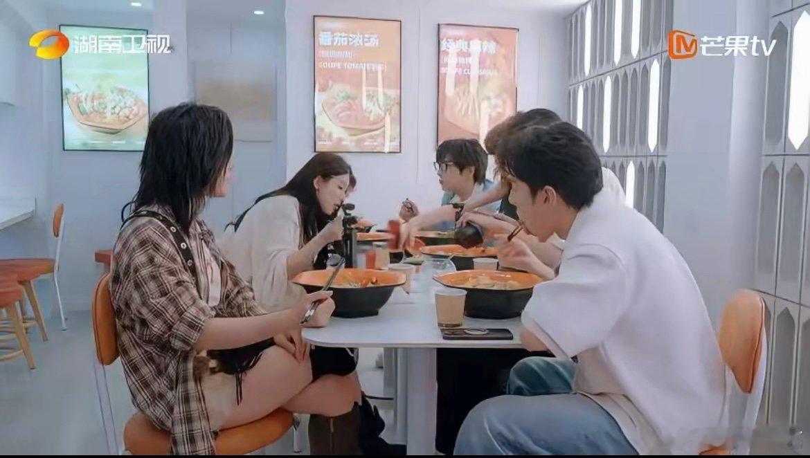 颜安对克制的理解有点抽象 结束一天忙碌吃麻辣烫，颜安点的麻辣拌份量惊人，尚雯婕都