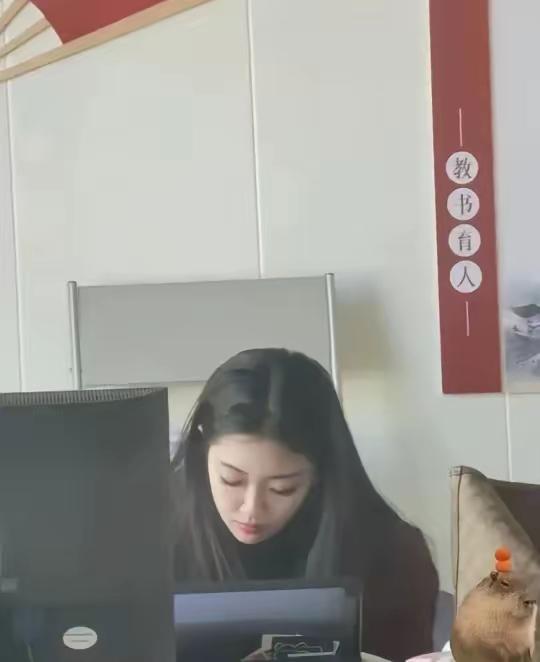 一个城市经济好不好，就看美女多不多，美女这种稀缺性，一定是会被动或主动的往经济繁