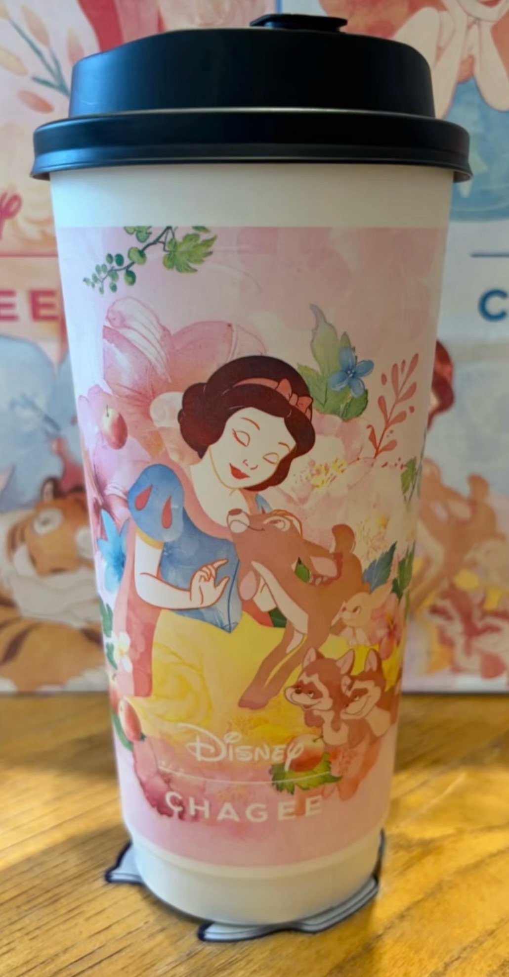 茶姬联名新图透，看来之前图透是用AI过了一遍的。这次倒是不AI了，但这一大张图糊