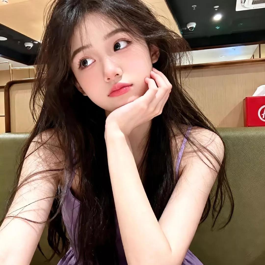 沉思的少女，在咖啡馆的静谧时光