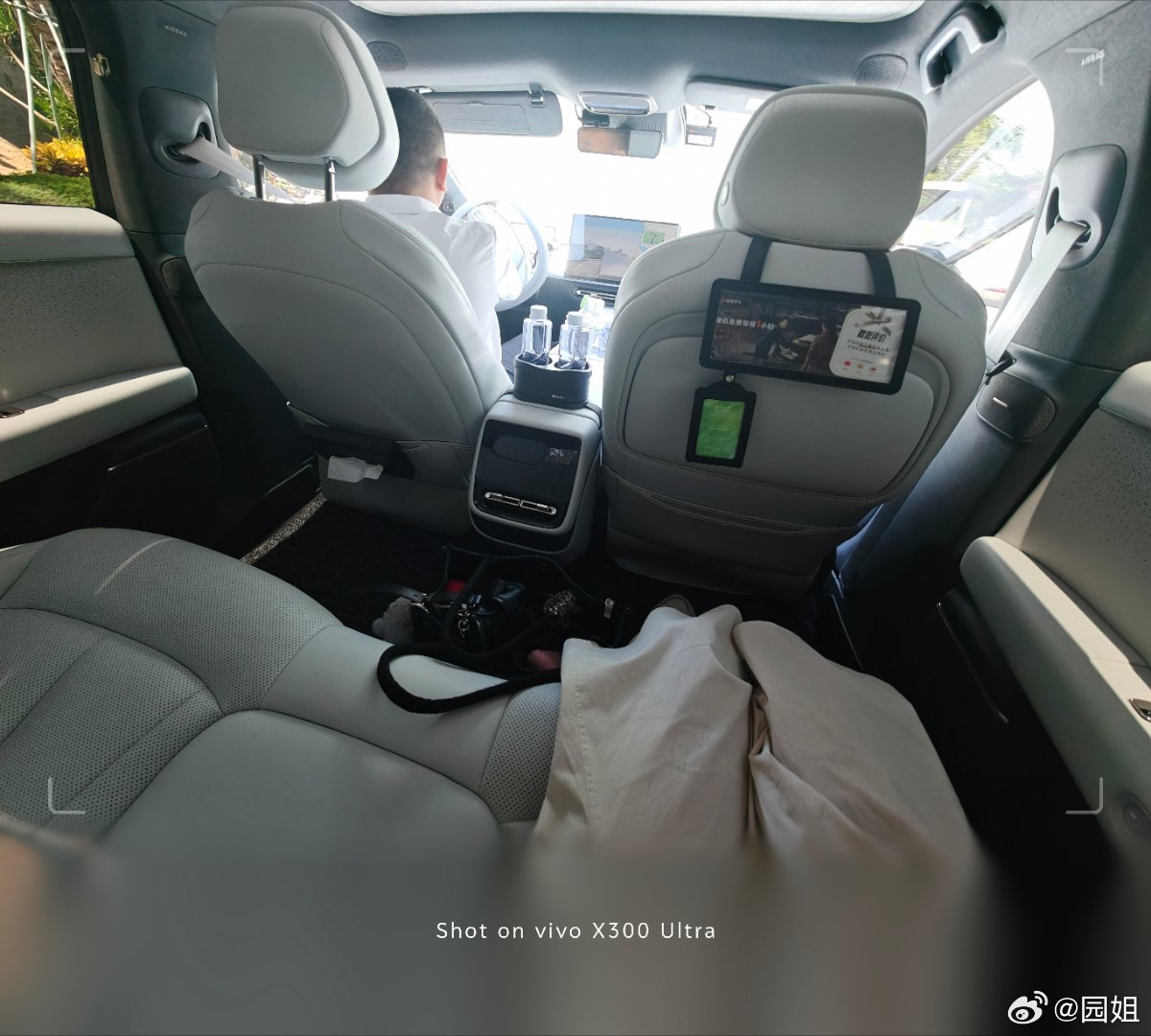 今天的网约车是小鹏P7+舒服