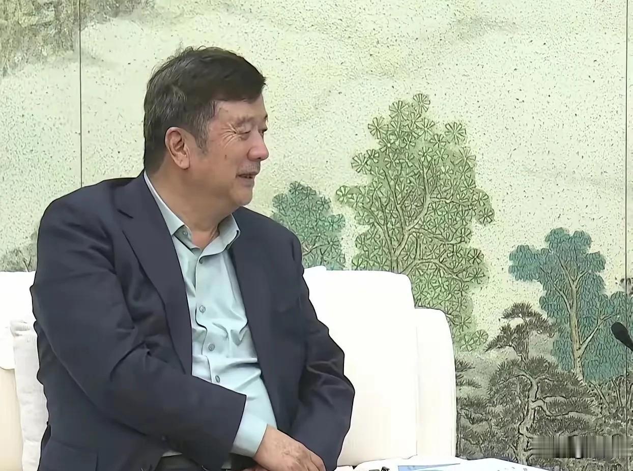 任正非的亲弟弟——任树录，现任华为常务监事、首席后勤官，主管华为基建、园区建设、