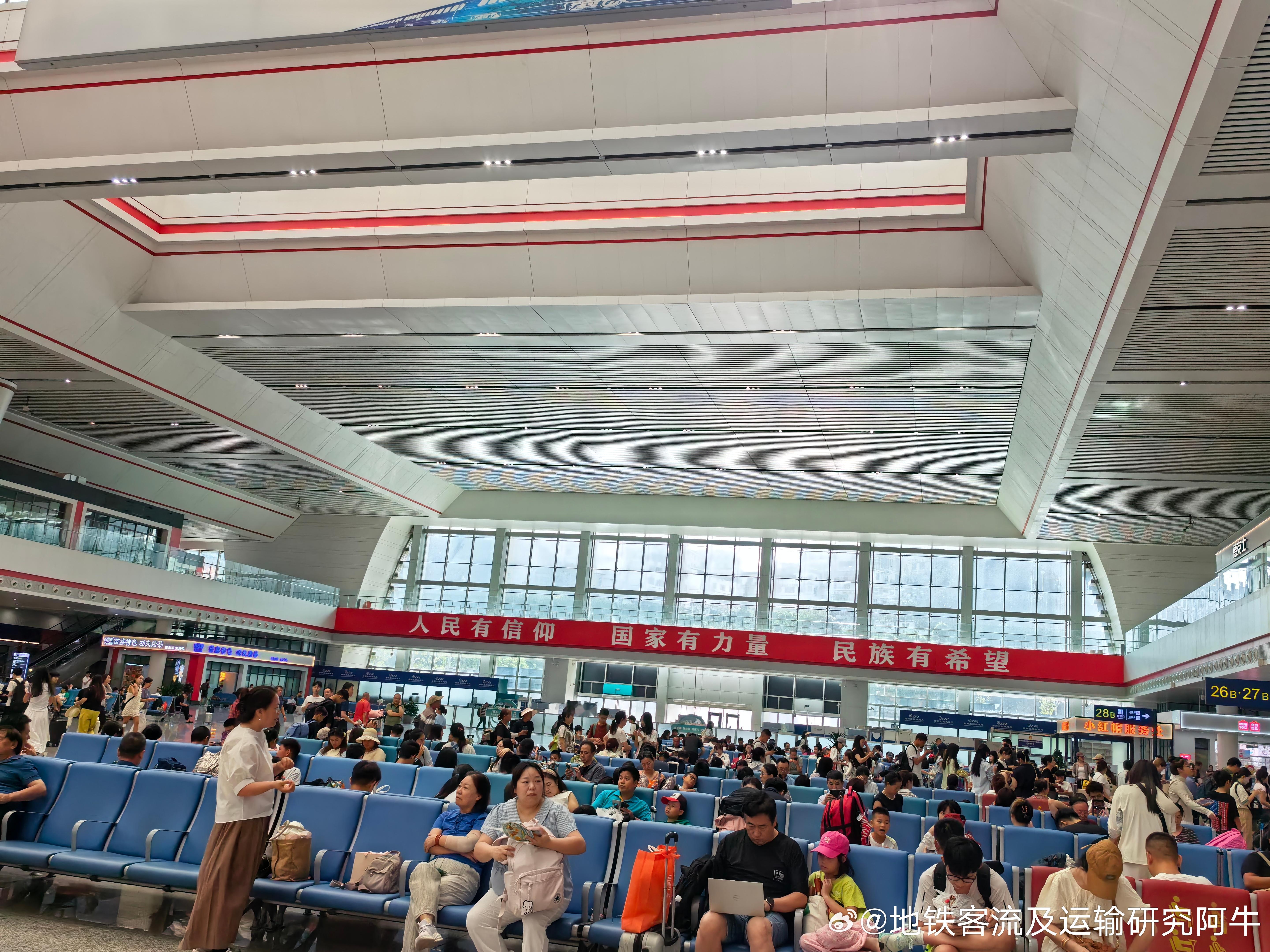 贵阳北站 网友：贵阳北站候车大厅速览，有28个检票通道。另外进站口的汽车停车方案