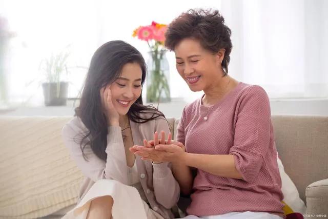 婆媳关系处不好，其实主要在于婆婆没社会关系和沟通能力。婆媳关系要想相处好了，首先