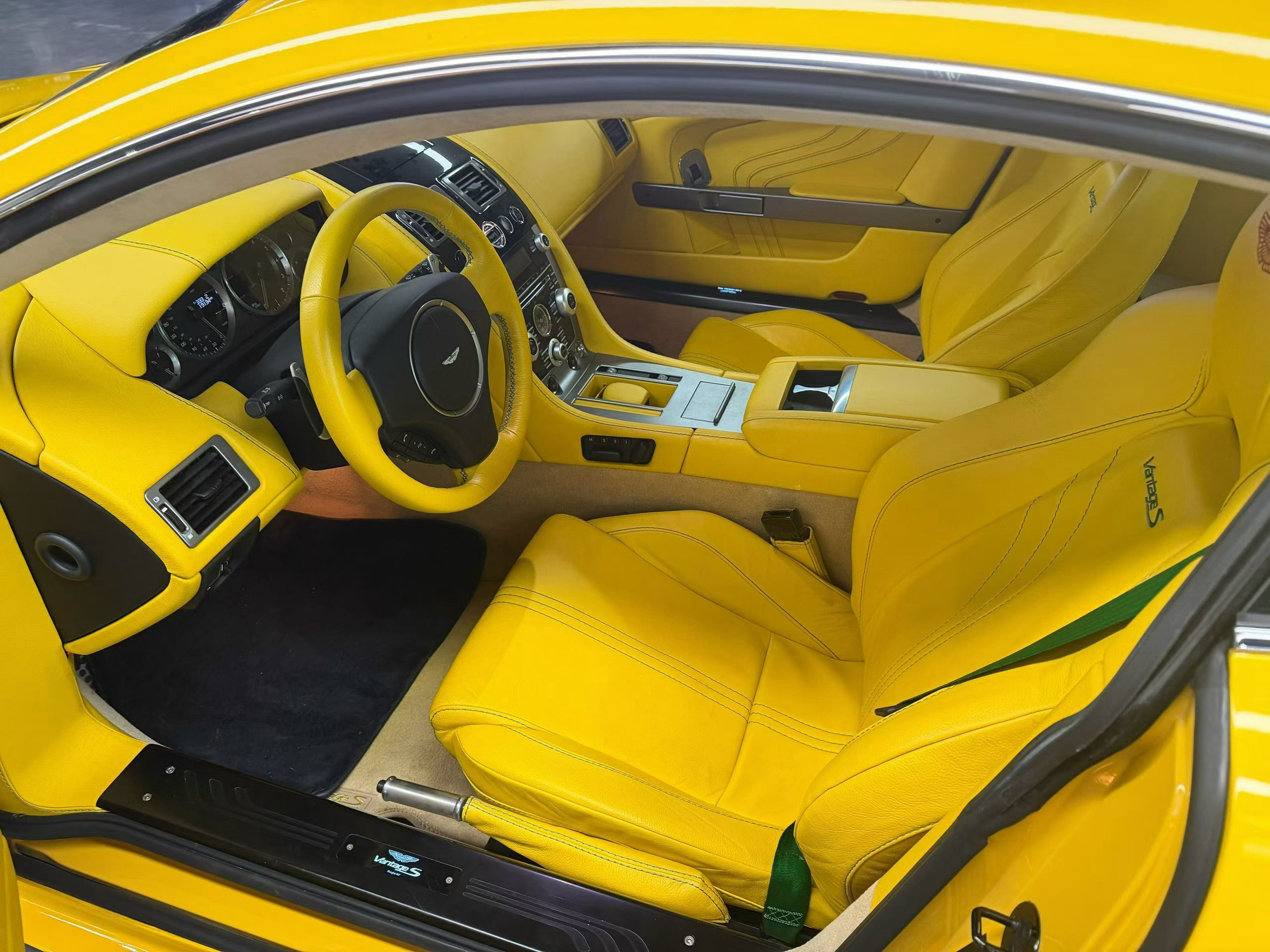 马丁在玩皮、玩颜色上还是有自己的风格的、原厂黄色真皮内饰、要知道这可是十几年前选