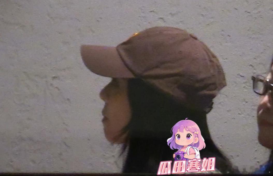 44岁薛凯琪少女感 44岁的薛凯琪可真是冻龄啊！春晚联排结束后，薛凯琪和工作人员