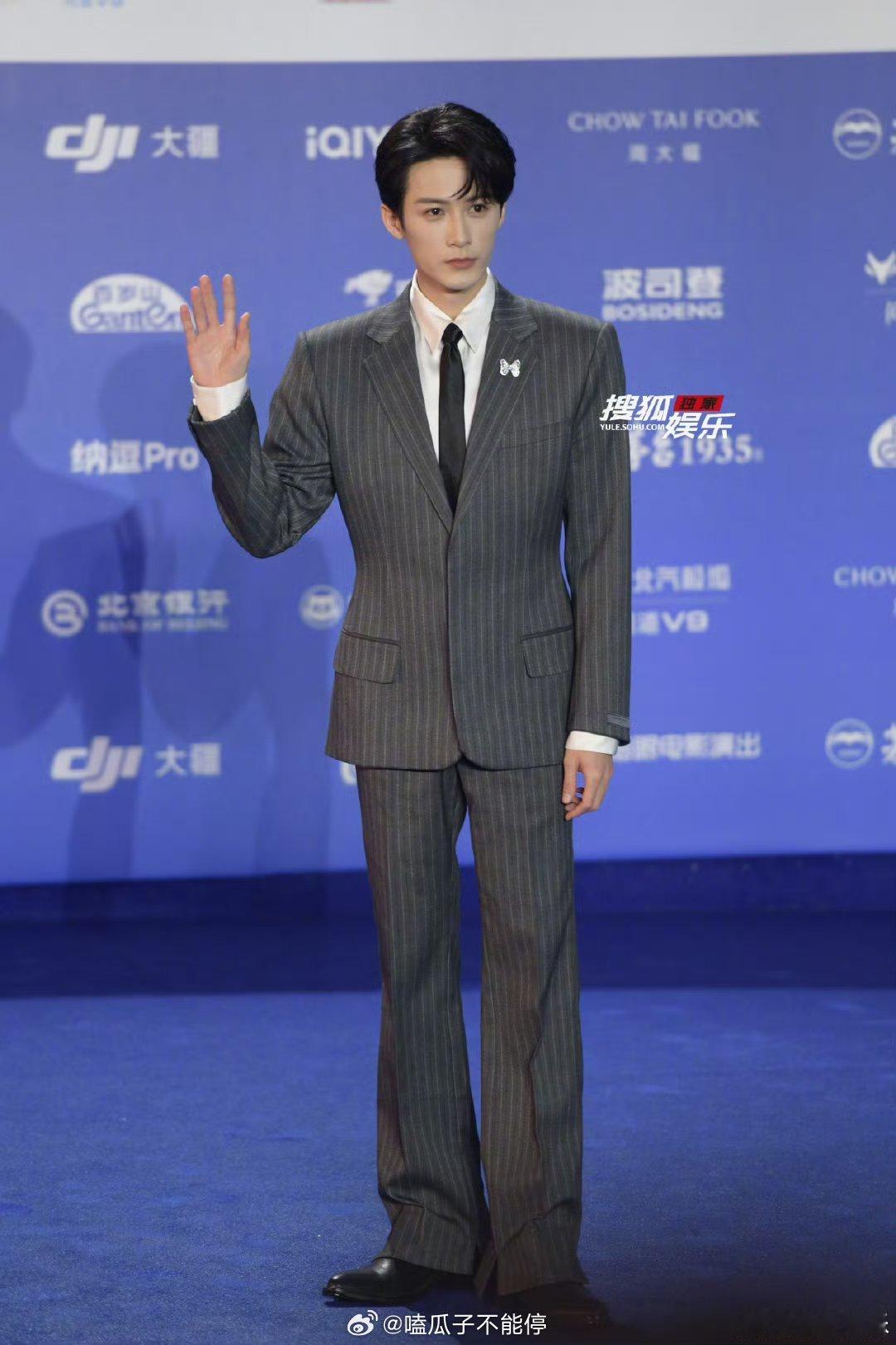 檀健次北影节红毯媒体生图，大帅哥好松弛～ 