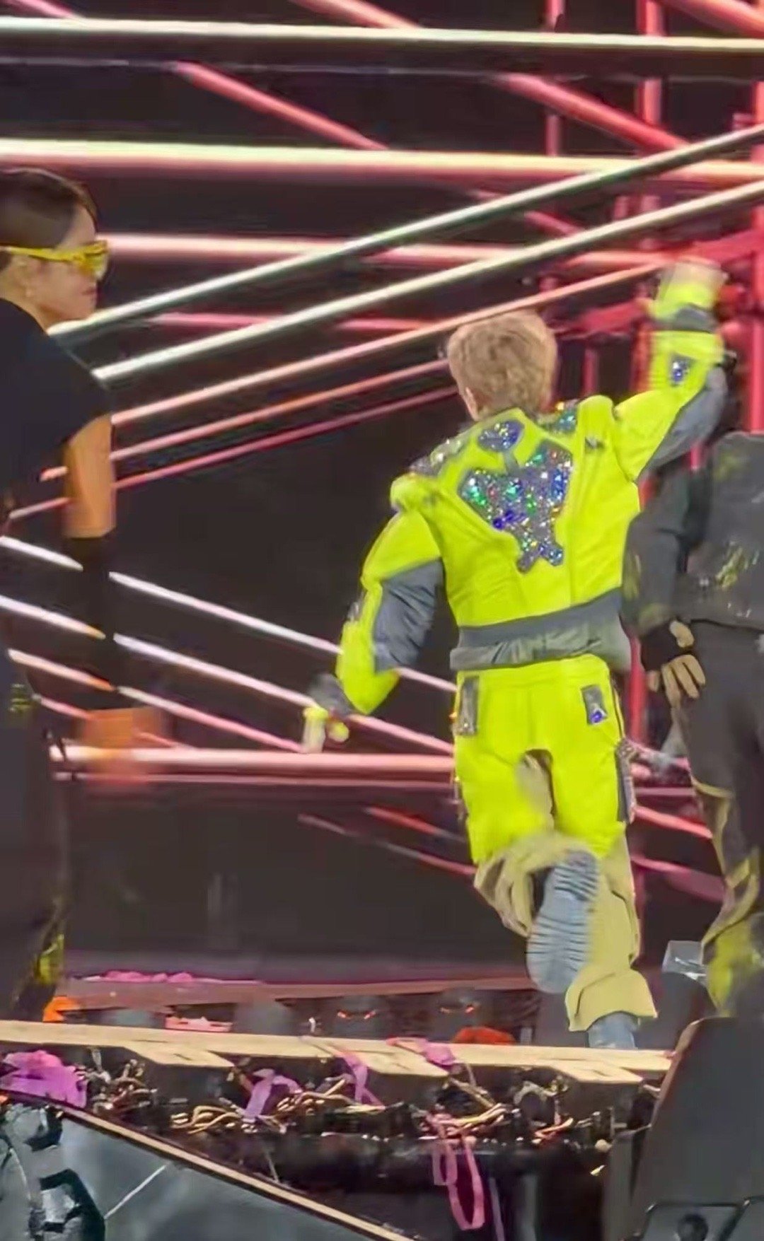 汪苏泷边跑边打招呼 看完这个动图，我得了“汪苏泷奔跑挥手后遗症”：看到任何人跑步