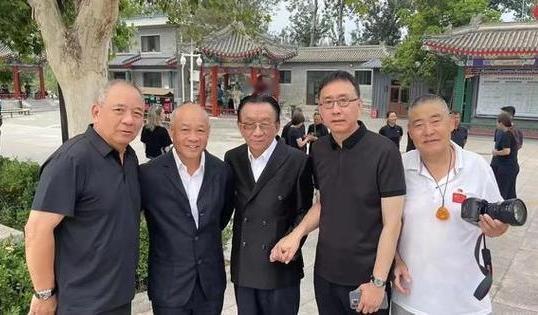 这张5人同框照，我只认出了天庭饱满、略显清瘦的侯耀华与两鬓染霜、气色盈和的李宁，