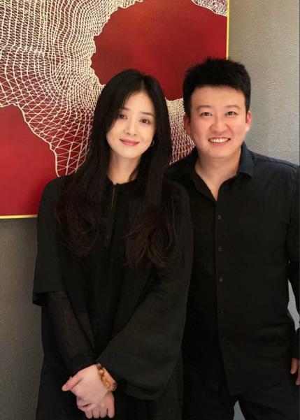 蒋欣姑侄中秋合照爆了！没浓妆的她超接地气，网友却跑偏问 “你是年富吗”，笑料里藏