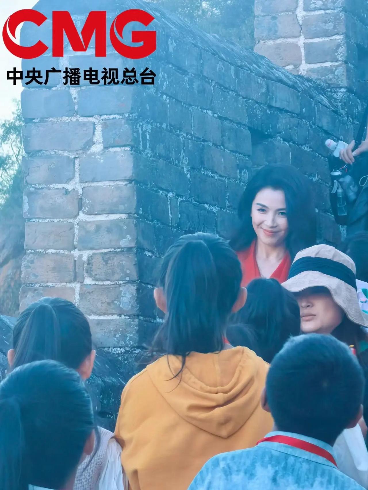 一袭红衣，现身长城，气质和谈吐都是如此之好！让人如何不爱呢？