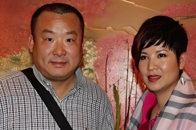 1994年，刚上大三的杭天琪不顾父母的反对，嫁给了大自己十几岁的张泽民，结果不到