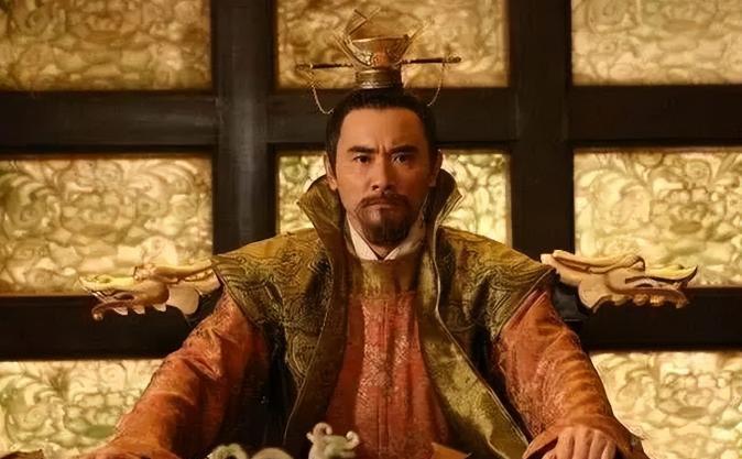 公元750年七月的某个晚上，长安城里皇宫深处，唐玄宗李隆基和杨贵妃杨玉环正抱在一