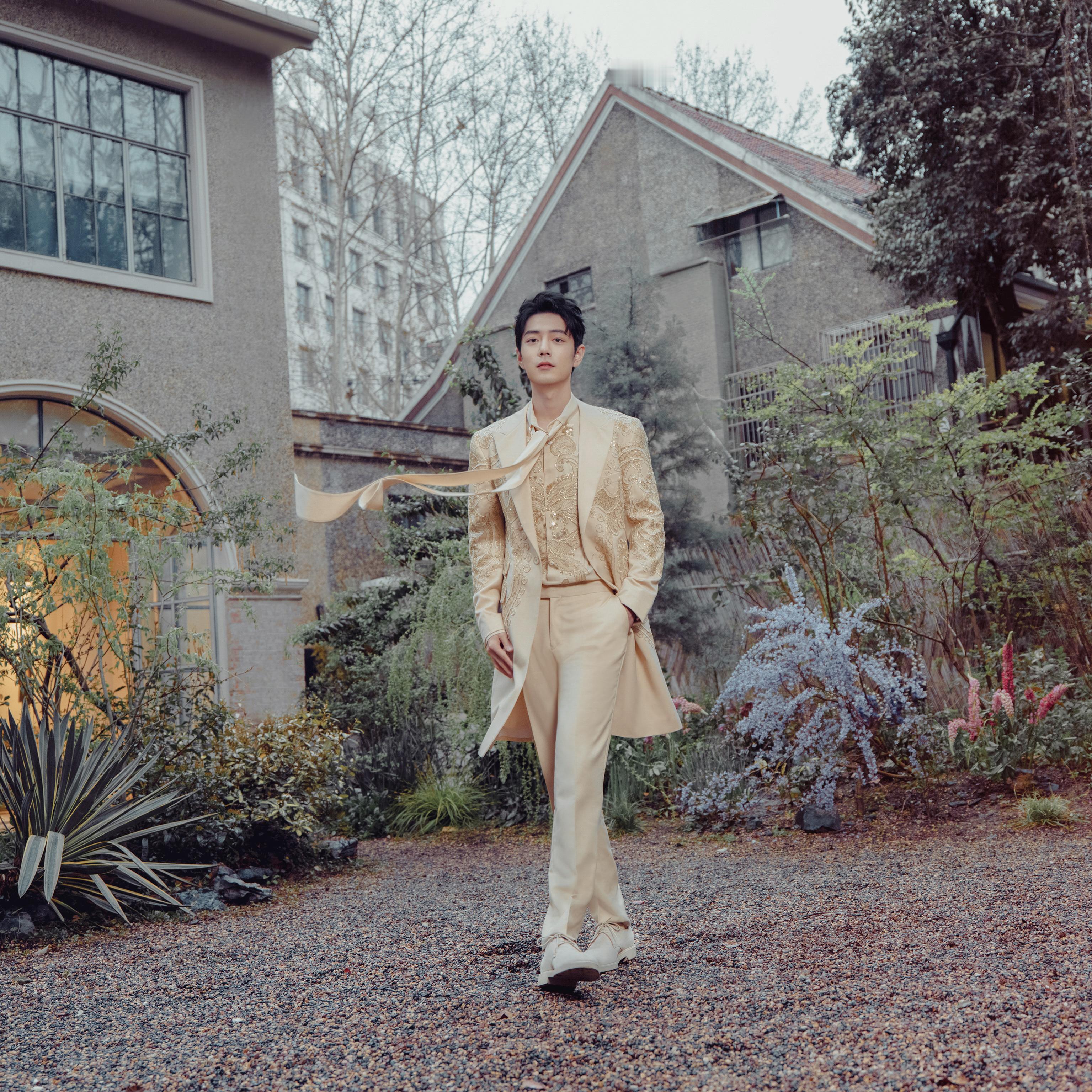 【肖战第六次参加微博之夜】肖战六年微博之夜造型 又是一年微博之夜官宣时，小鱼妹儿