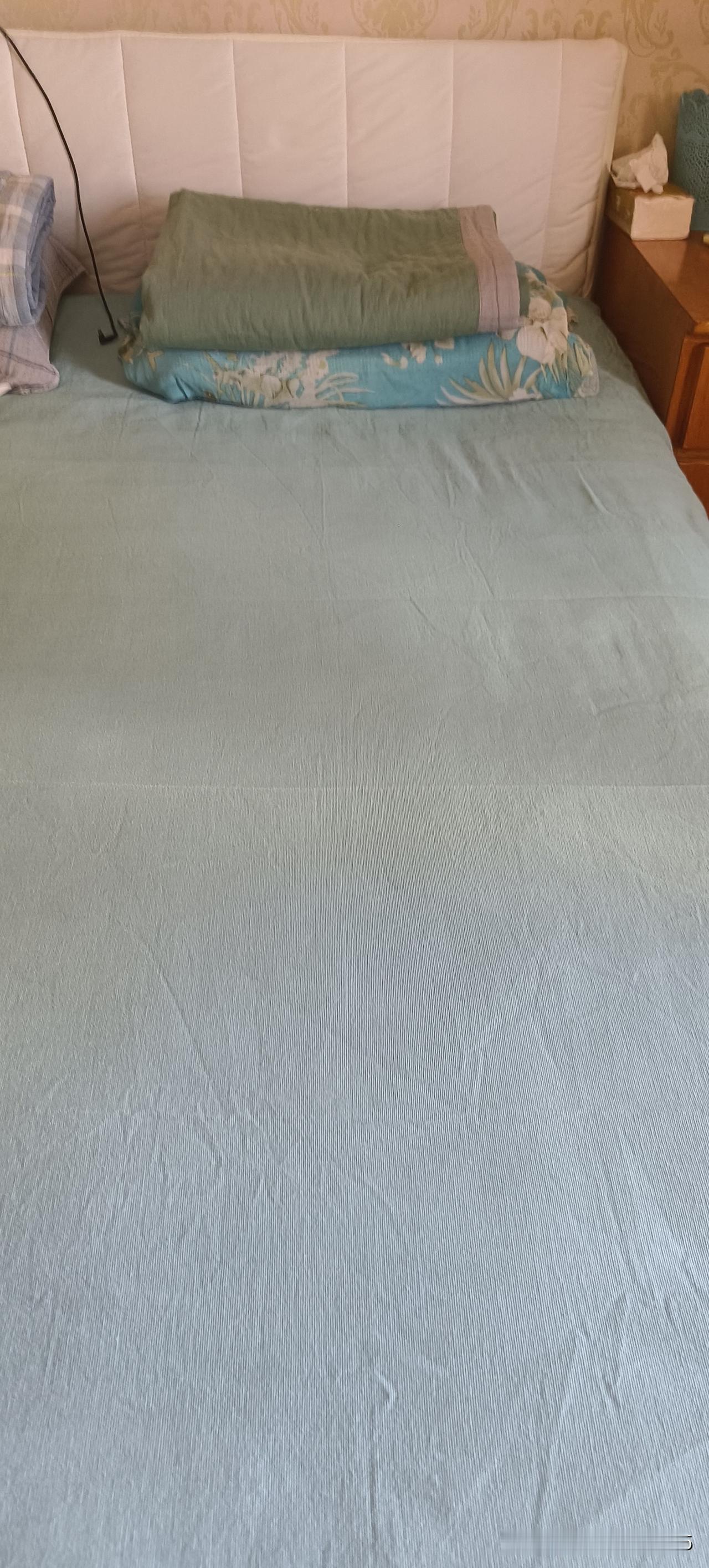 我感觉我八成是有毛病了，我是不能看见床上的床品有一点不板正的地方。
就这个帆布床