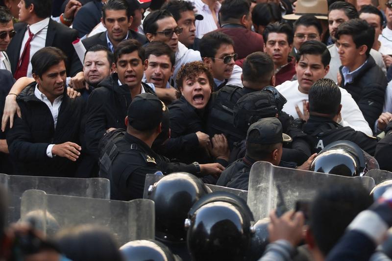 墨西哥城议会变成“武斗场”这场戏码真是让人惊掉下巴。当地时间15日，议会就政府透