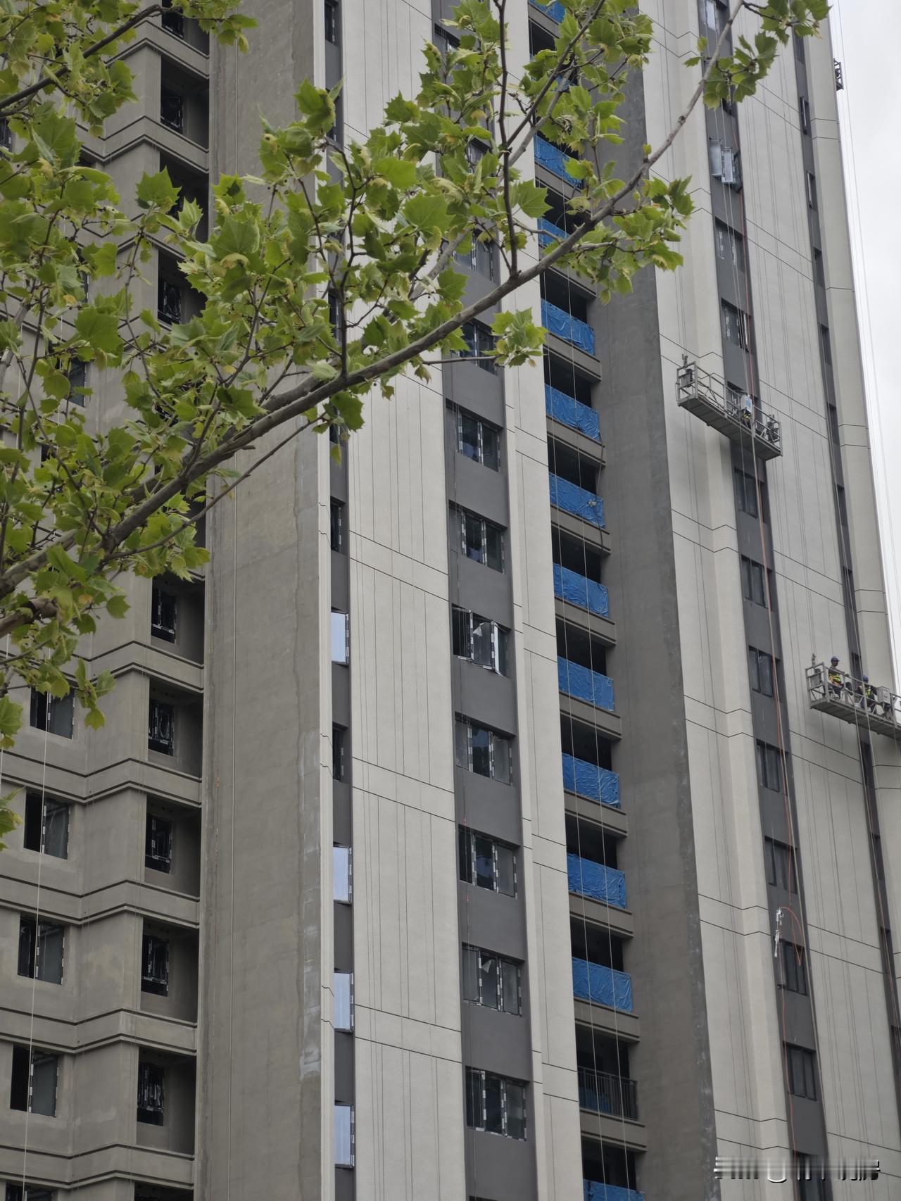 港务区秦汉大道以北的招商揽阅·书华最新施工进度，看来今年9月开学之前交付，应该问