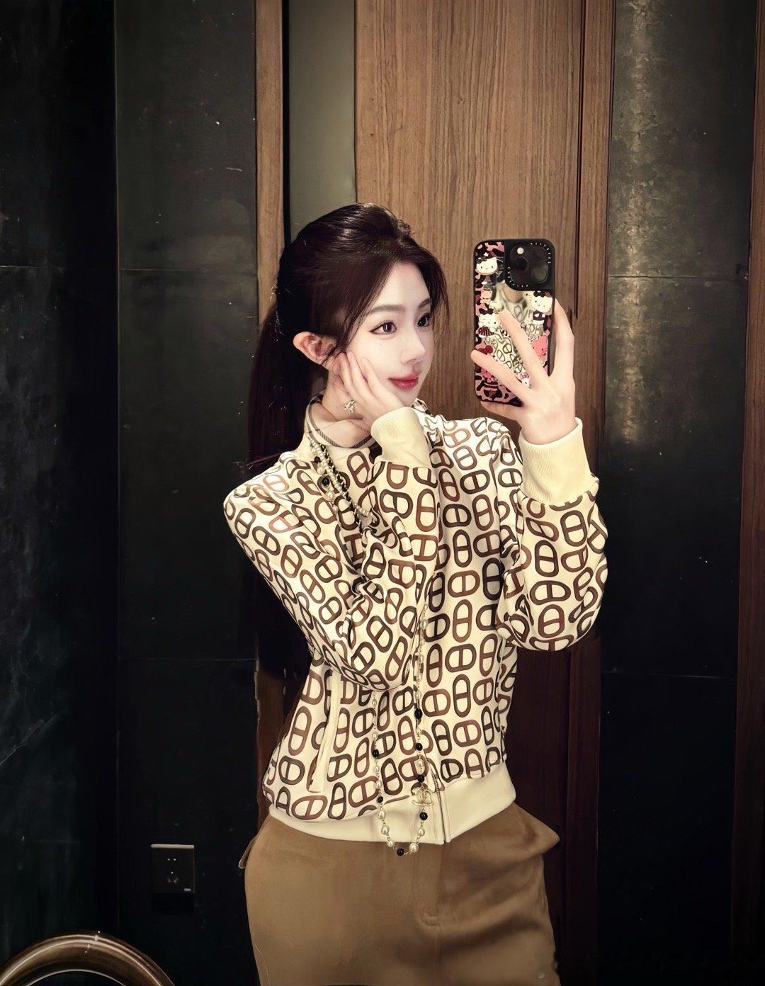 漂亮的女孩互相欣赏,低级的猪精说三道四。 