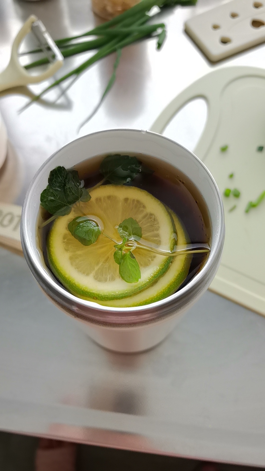 已经完全复刻出了kaz夏季香料茶的味道。配方：一升水煮到快沸腾，加入3颗丁香一起