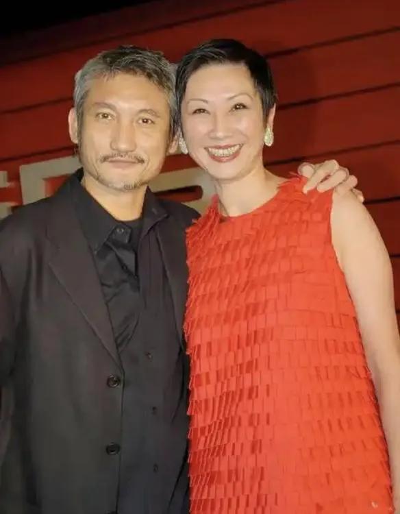 施南生是何等的冰雪聪明。
当媒体问她“老公和女助理那点事儿”时，施南生回了句：他