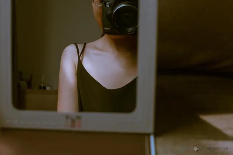 人生最大的敌人是谁？我觉得是自己。就说我减肥这事，心里想着要管住嘴迈开腿，可看到