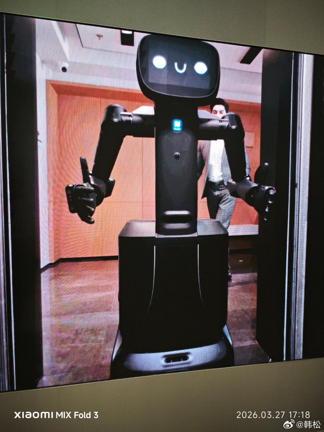 广东的机器人太多了。亲眼看到它们布置餐桌，打扫卫生，跟人亲切说话。有的已经开始在