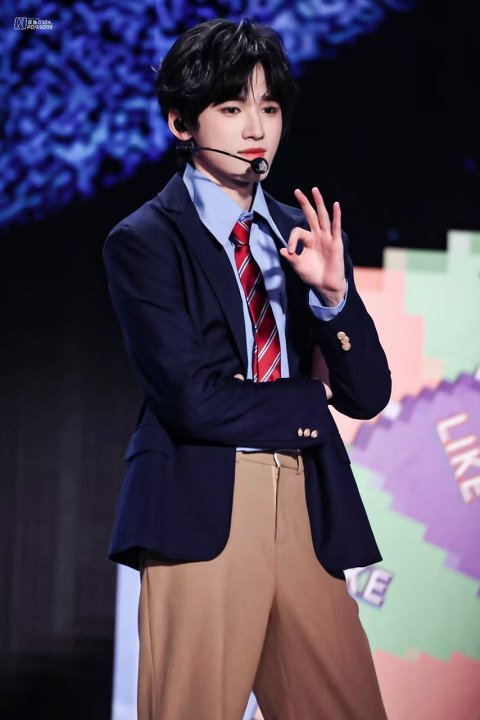 宋亚轩美式男高look宋亚轩美式男高制服！ 宋亚轩美式男高制服真的好帅啊 ​​​