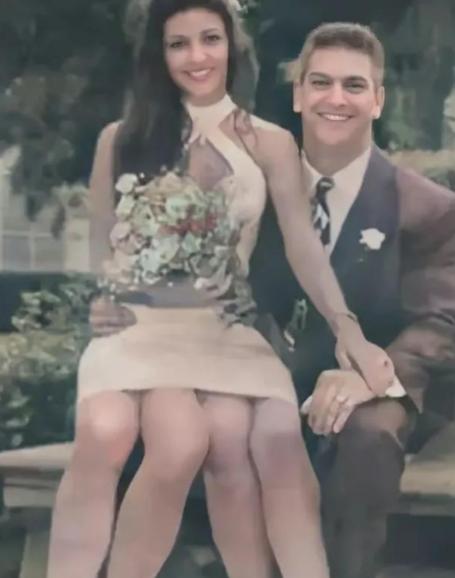 19世纪，美国一个天生四条腿和两个生殖器官的女孩，被父亲带去马戏团巡回展览，各大