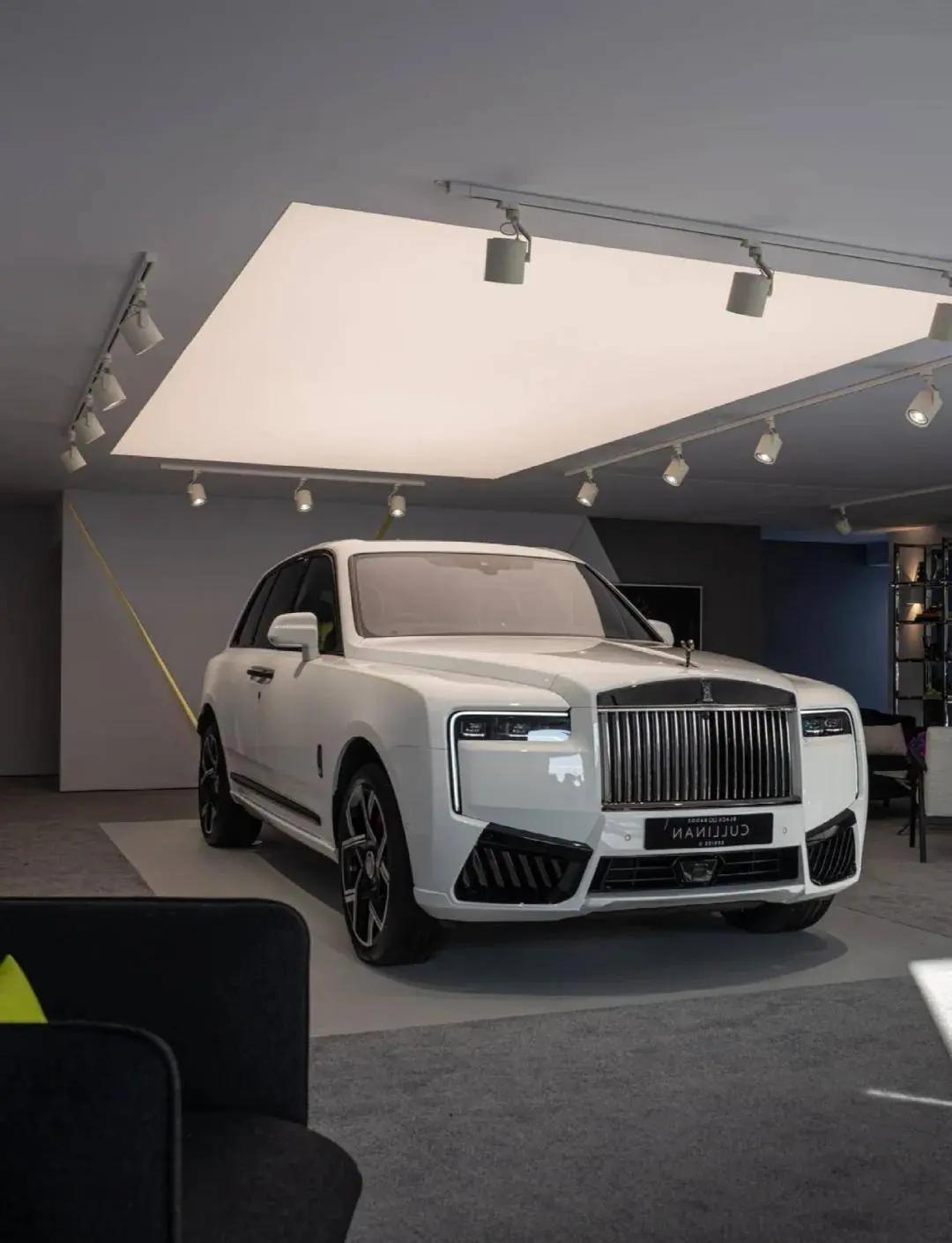 劳斯莱斯纯电 SUV 谍照曝光 。电动库里南来了！劳斯莱斯全新纯电 SUV 国内