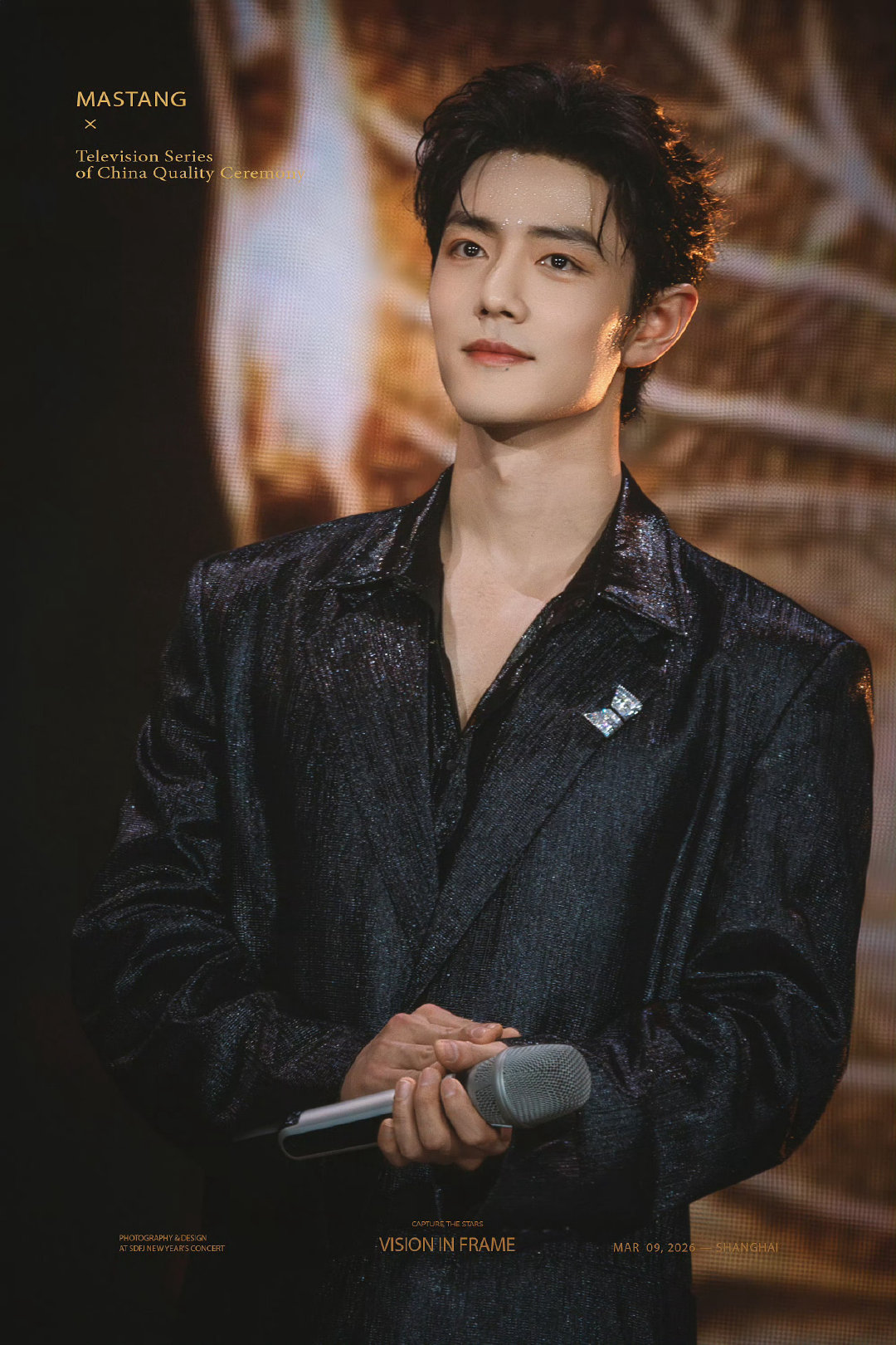 救命！黄觉老师现场笨拙模仿脸颊比心，肖战秒变嫌弃脸捂头大笑，这互动也太有梗了！看