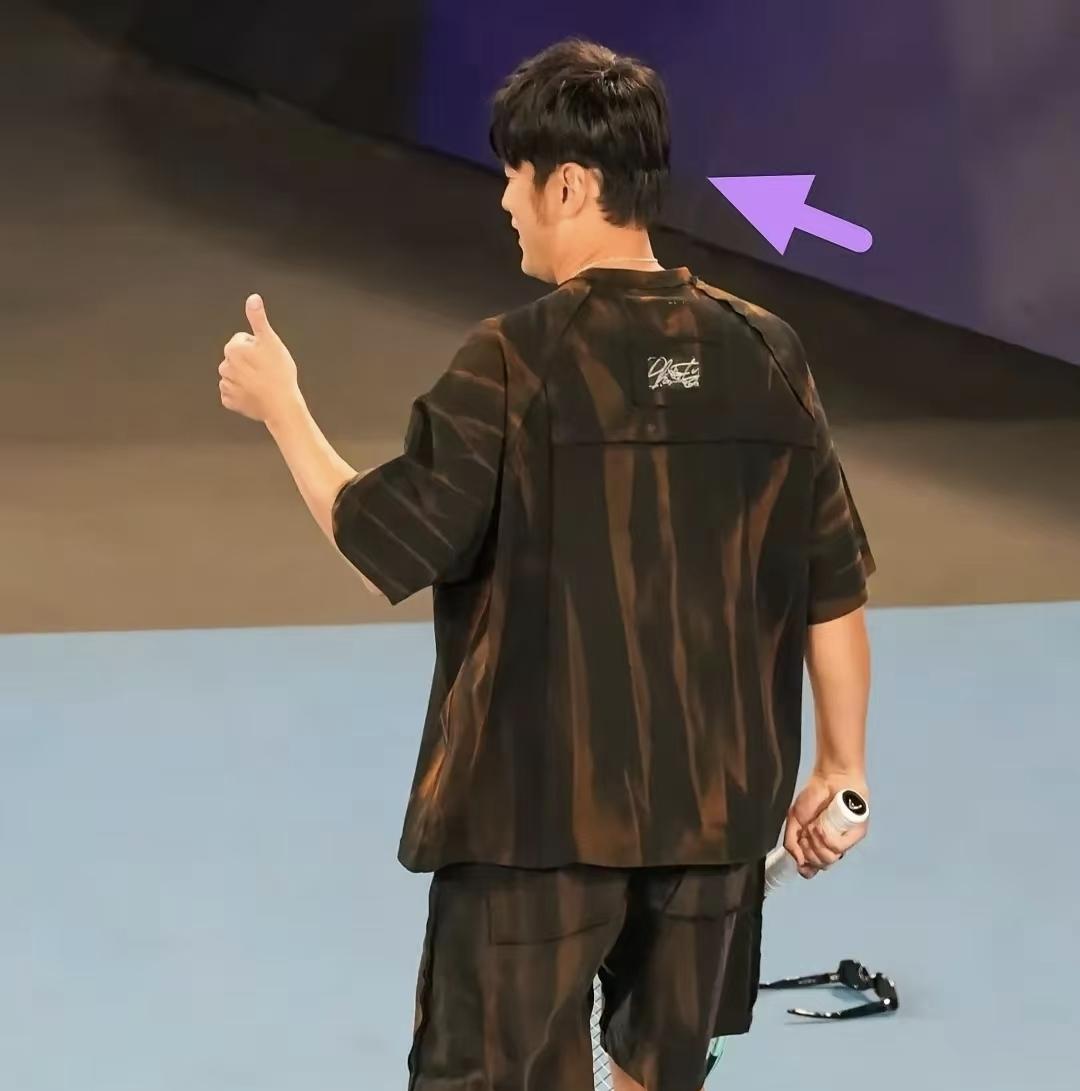 周杰伦就不该参加这次澳网比赛，
他没有接到球首轮出局，
这个结局在意料之中，
但