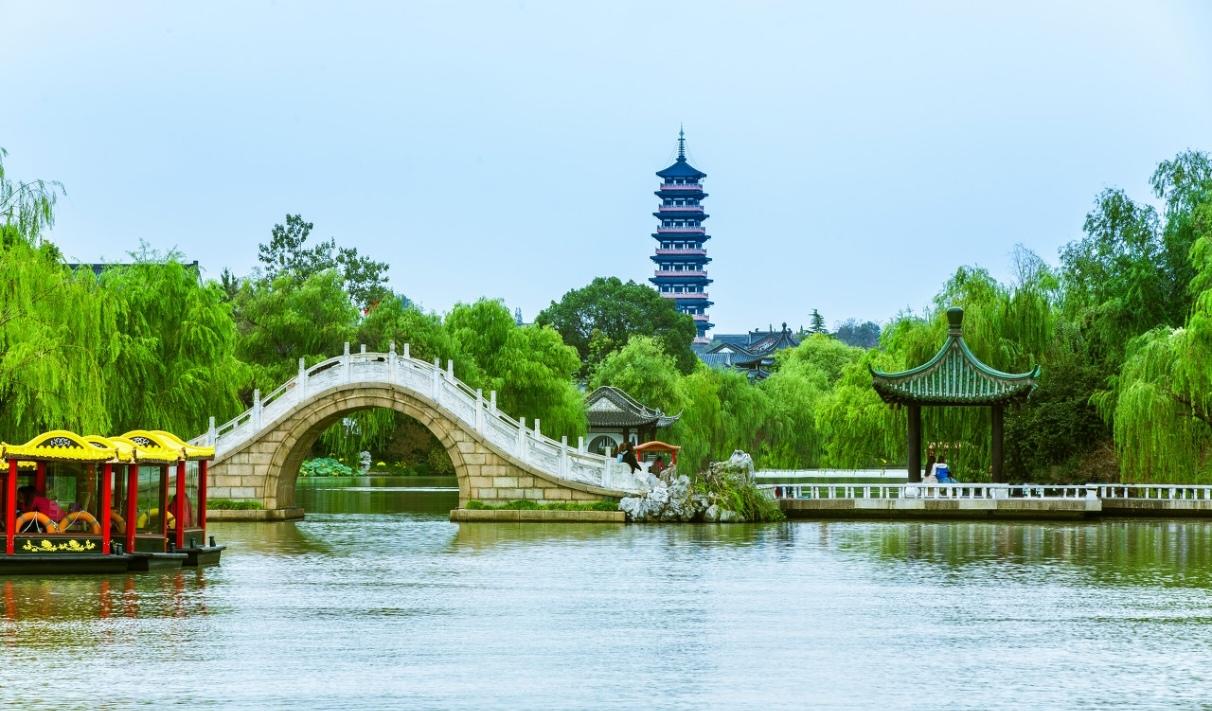 江苏扬州瘦西湖，以“瘦”为魂，一泓碧水蜿蜒如带，不似西湖壮阔，独蕴江南婉约灵秀。