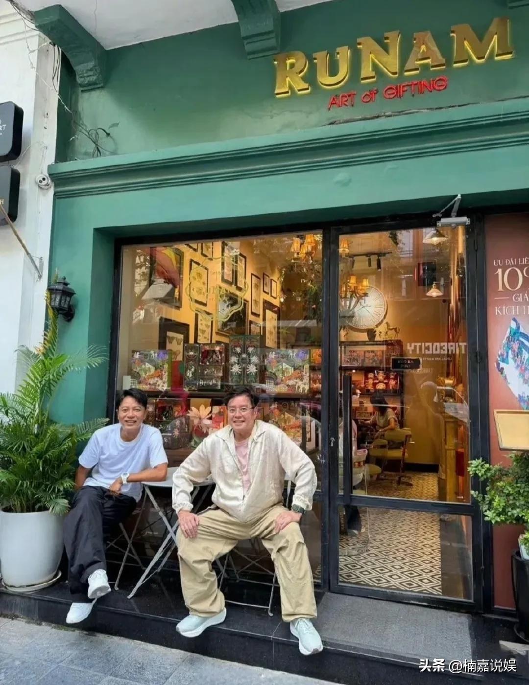 “左麟右李”合体组团出游了！
谭咏麟、李克勤和邱子杰等一帮朋友，现身越南度假。与