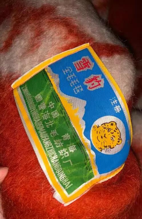 上个世纪的毛毯怎么洗？
奶奶上个世纪从青海背回来的
奶奶走之后我去哪儿都带着这个