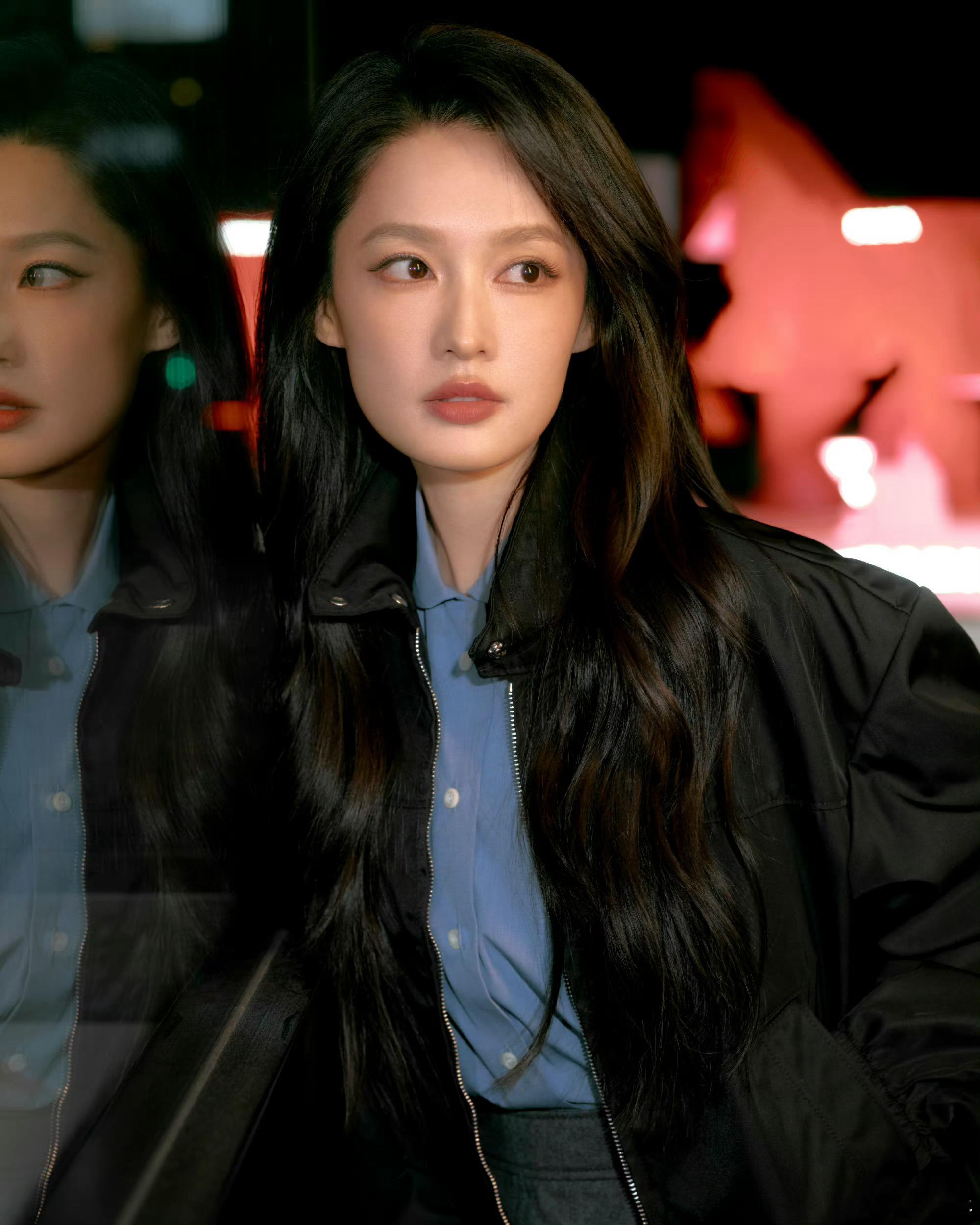 成都场的黑裙是清冷嫡长女，深圳场的米白皮衣是度假大小姐。是把千金人生的AB面都演