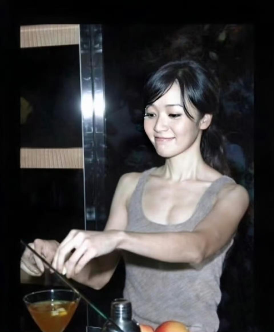 侯佩岑南加大双学位毕业/双语主持/各方面都优秀的侯主播[赞][赞]，她早期主播的