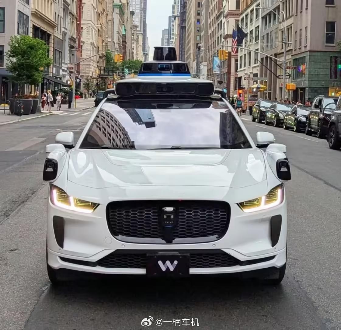 Waymo计划在德国慕尼黑推出无人驾驶出租车，预计2027年底前向公众开放。看到
