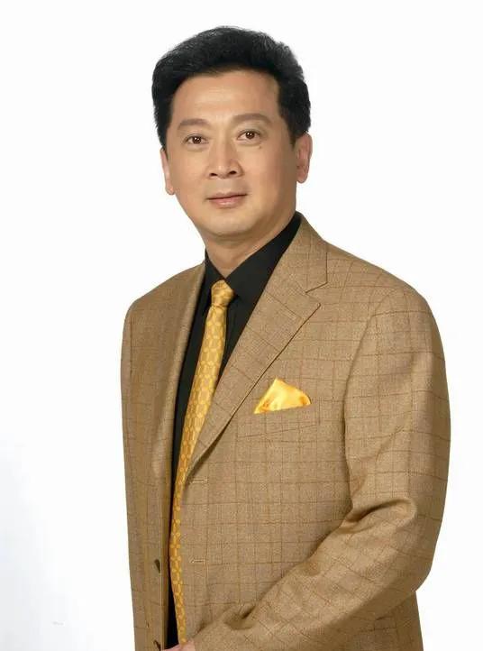 歌唱家，尹秀梅说，我这个人是一个不太随便上人家里去的人，但是郁钧剑家我就推门就进