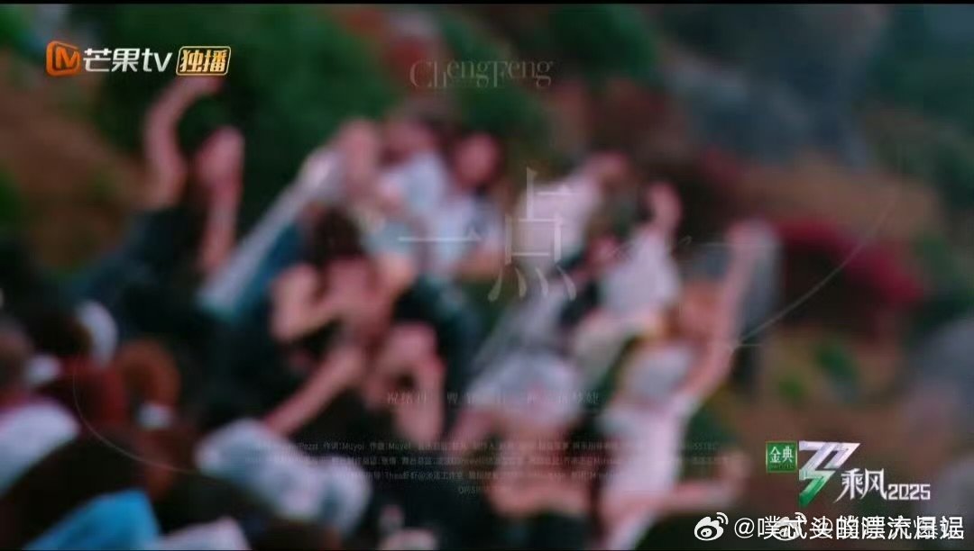 祝绪丹金发芭比造型 一点舞台下雪了祝绪丹在《一点》舞台上闪闪发光，金发白裙，唱跳