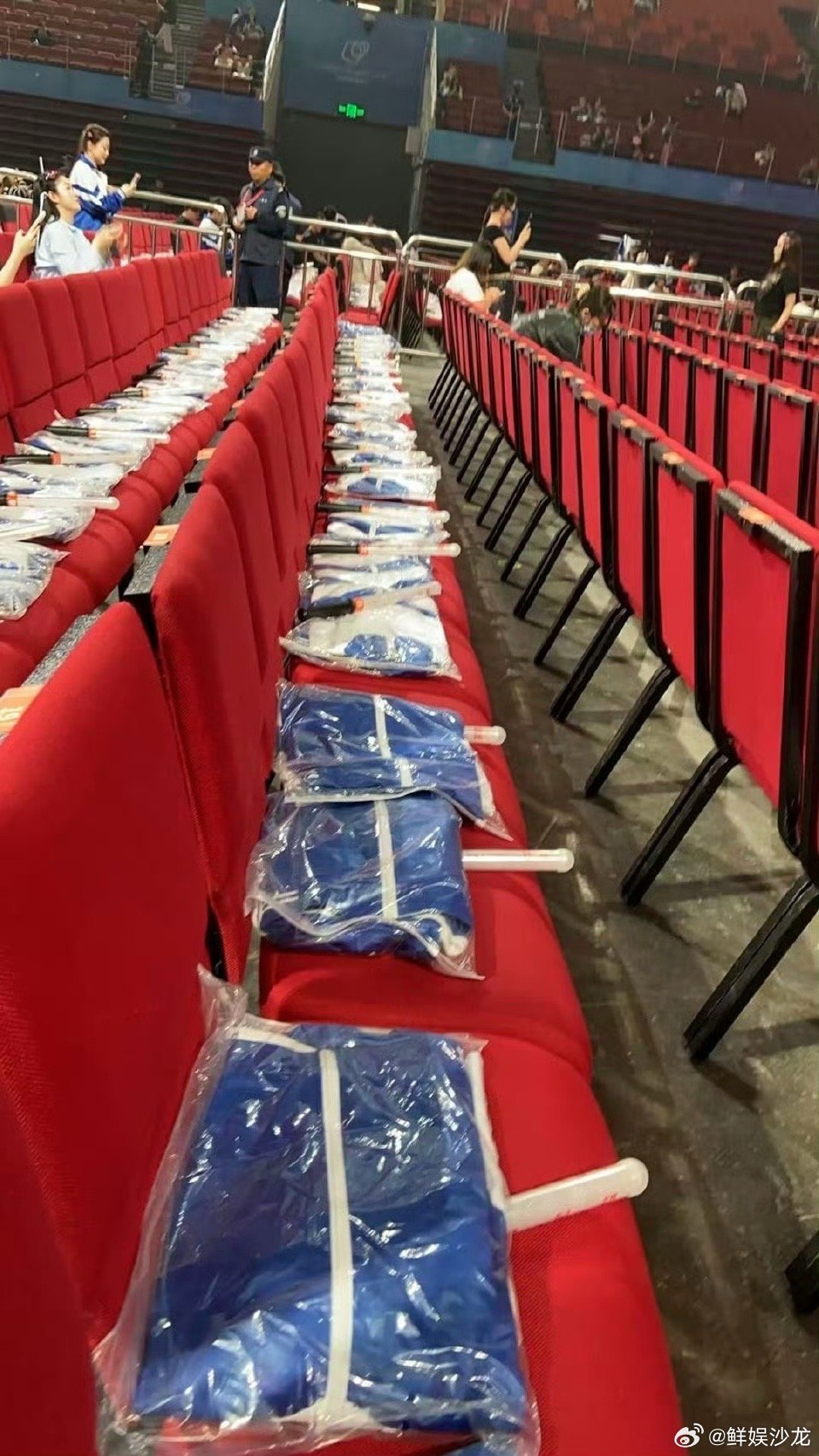 全场校服大合唱，这才是属于90后的青春盛宴🎤徐良深圳演唱会伴手礼送校服徐良深圳